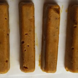 Stäbchen mit Bienenprodukten oder Manuka Honig